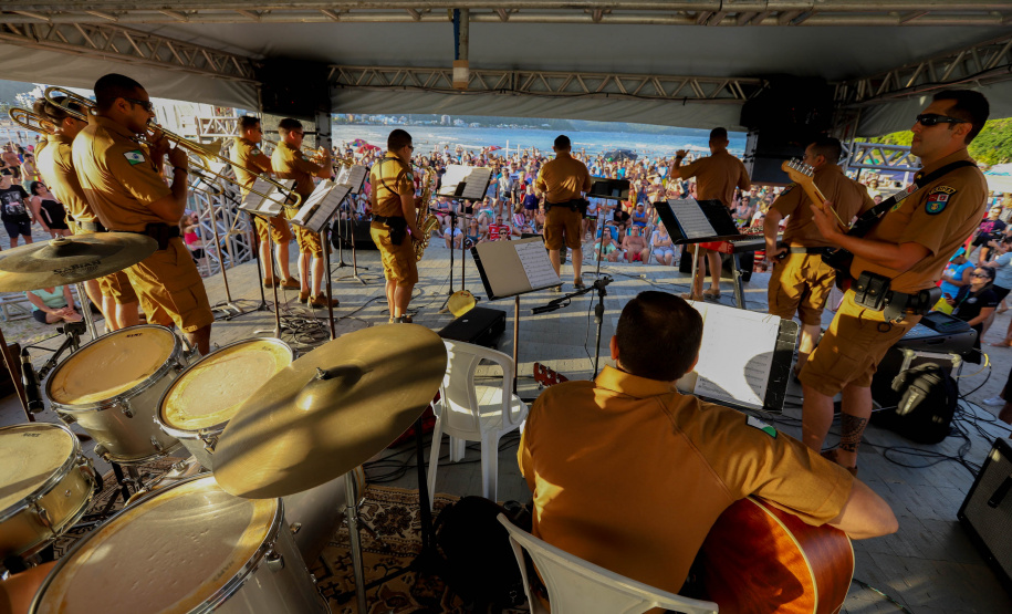 Banda da Policia Militar se apresenta em Guaratuba. - Foto:Ari Dias/AEN
