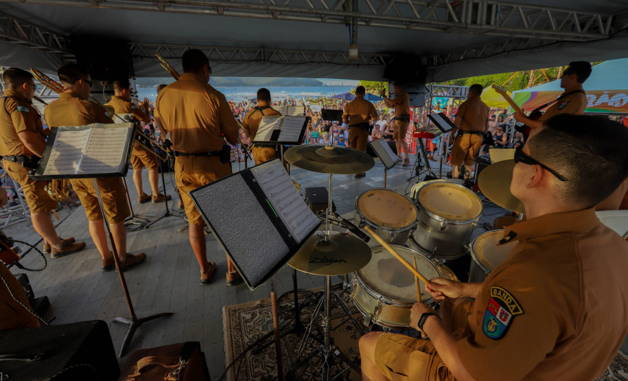 Banda da Policia Militar se apresenta em Guaratuba. - Foto:Ari Dias/AEN