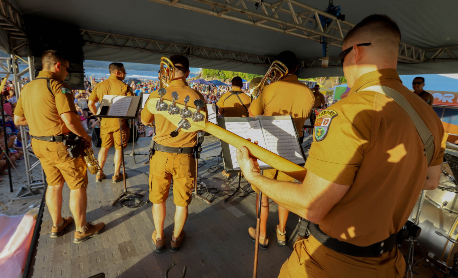 Banda da Policia Militar se apresenta em Guaratuba. - Foto:Ari Dias/AEN