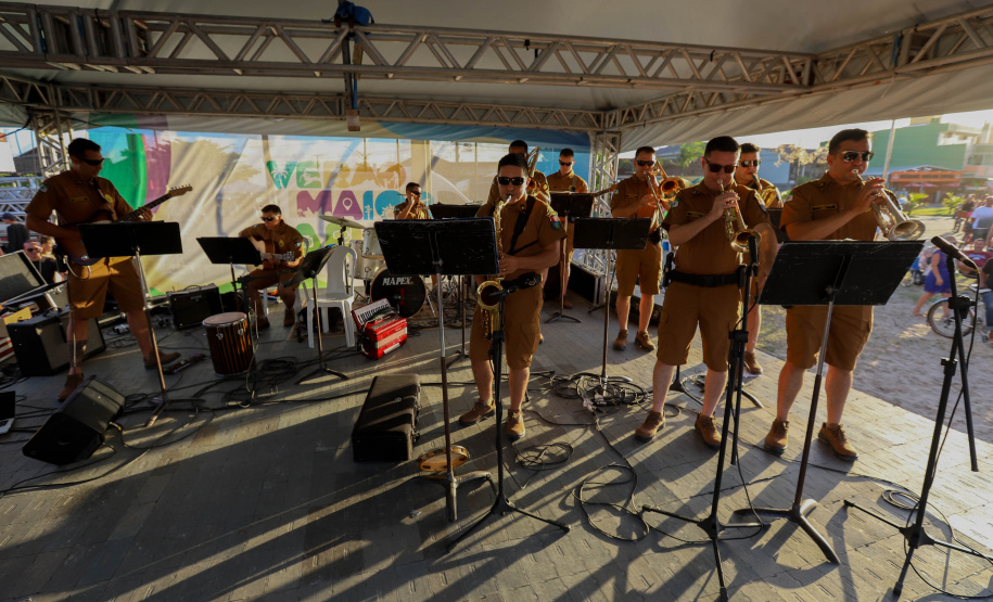 Banda da Policia Militar se apresenta em Guaratuba. - Foto:Ari Dias/AEN