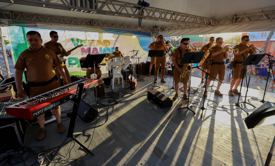 Banda da Policia Militar se apresenta em Guaratuba. - Foto:Ari Dias/AEN