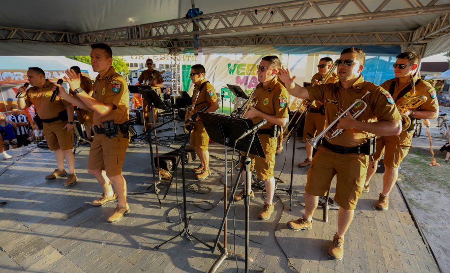 Banda da Policia Militar se apresenta em Guaratuba. - Foto:Ari Dias/AEN