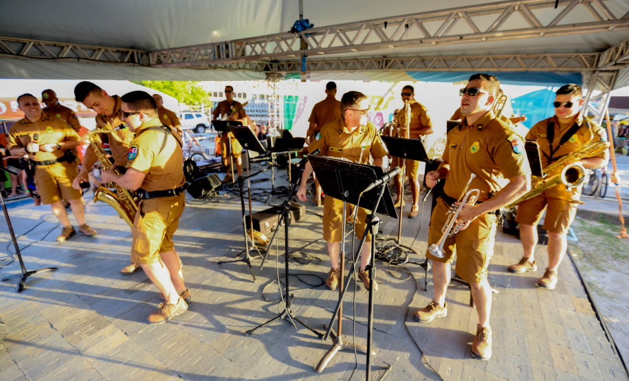 Banda da Policia Militar se apresenta em Guaratuba. - Foto:Ari Dias/AEN