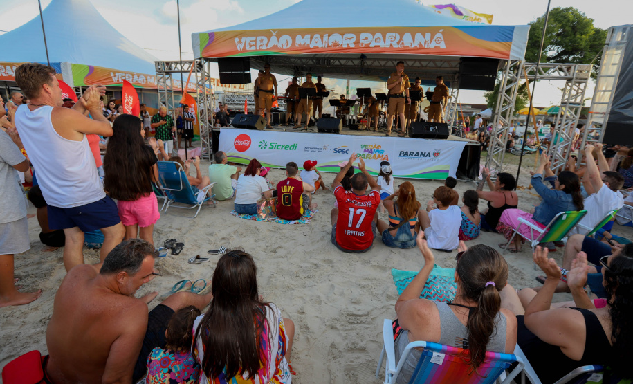 Banda da Policia Militar se apresenta em Guaratuba. - Foto:Ari Dias/AEN