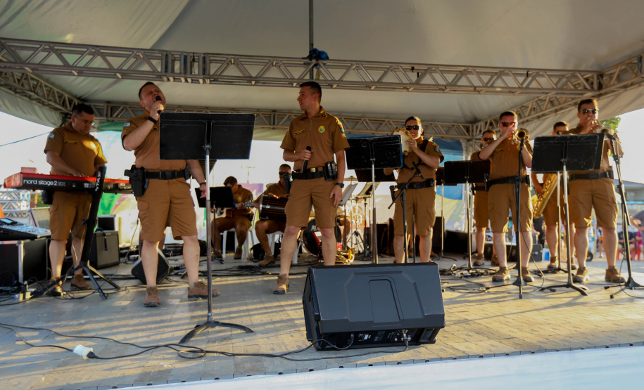Banda da Policia Militar se apresenta em Guaratuba. - Foto:Ari Dias/AEN