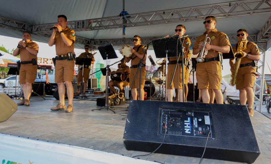 Banda da Policia Militar se apresenta em Guaratuba. - Foto:Ari Dias/AEN