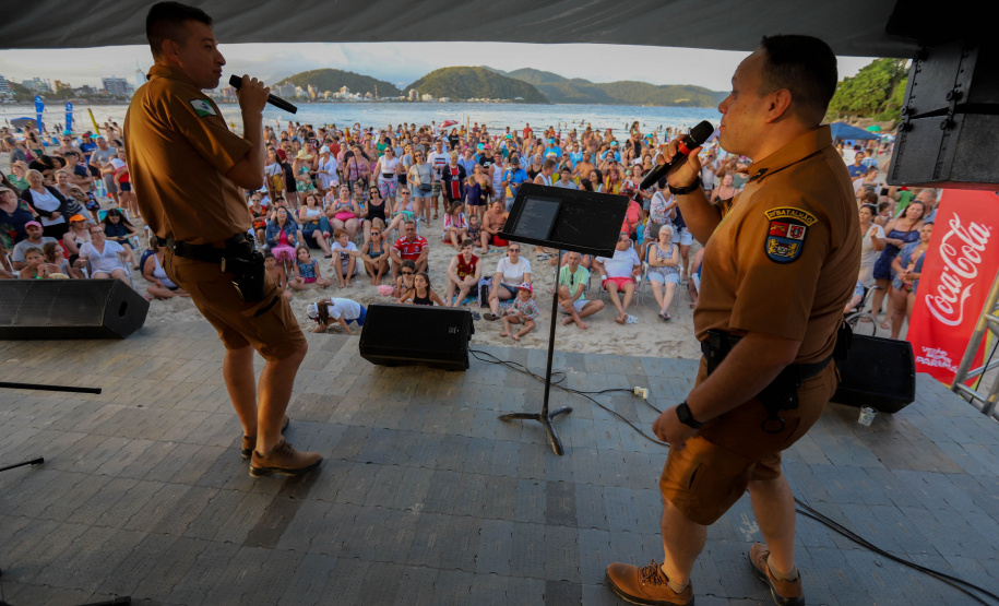 Banda da Policia Militar se apresenta em Guaratuba. - Foto:Ari Dias/AEN