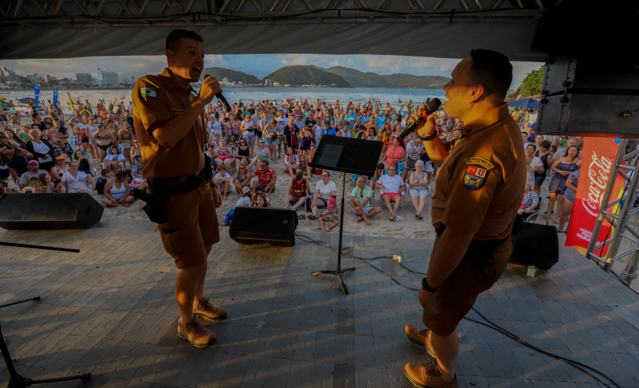 Banda da Policia Militar se apresenta em Guaratuba. - Foto:Ari Dias/AEN