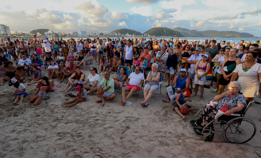 Banda da Policia Militar se apresenta em Guaratuba. - Foto:Ari Dias/AEN