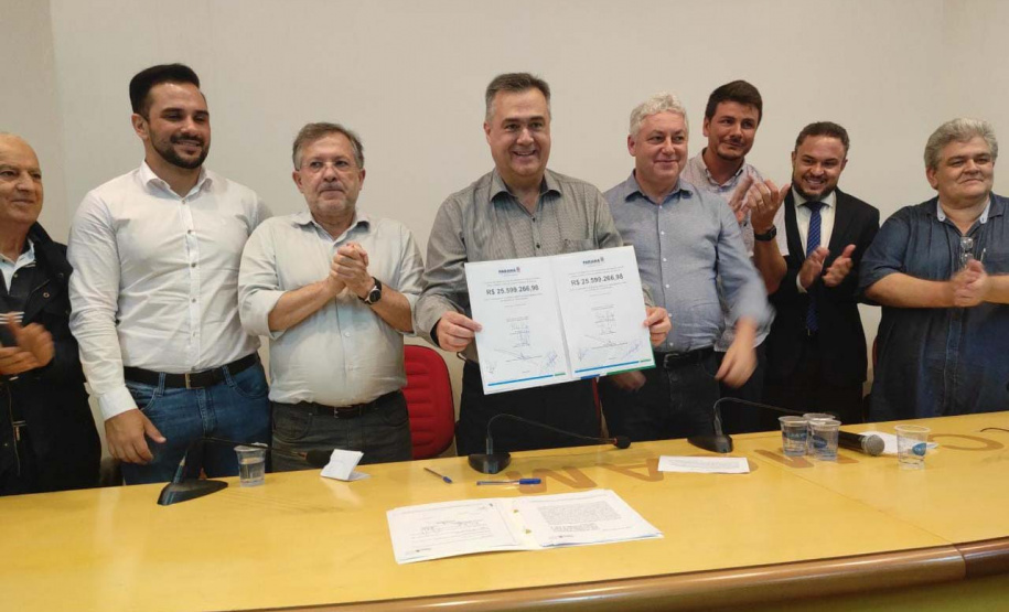 O Governo do Estado, por meio da Secretaria de Estado da Saúde, autorizou, nesta quinta-feira (12), o processo licitatório de quase R$ 26 milhões para a construção do Ambulatório Médico de Especialidades (AME) no município de Campo Mourão e que irá atender toda a região.