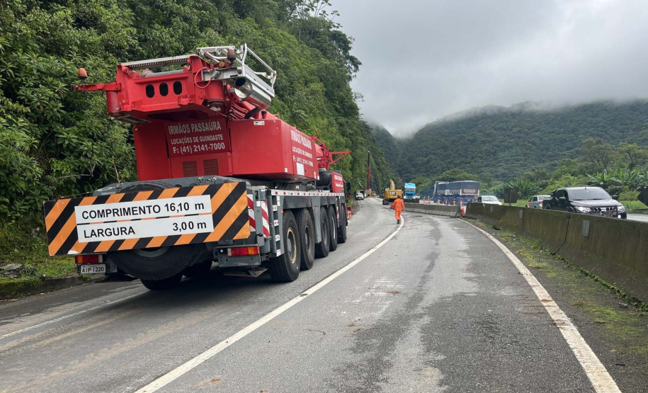 Guindaste do DER chega à BR-277 para obra emergencial no Litoral