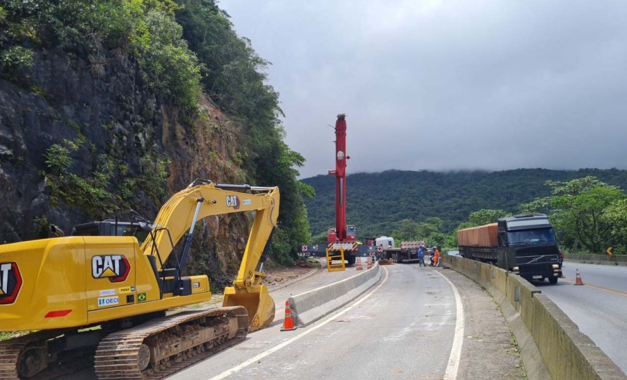 Guindaste do DER chega à BR-277 para obra emergencial no Litoral
