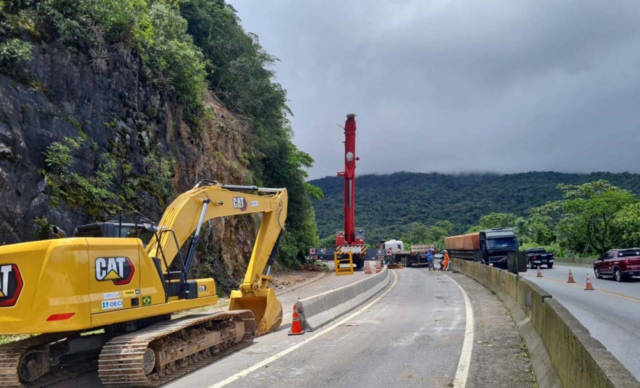 Guindaste do DER chega à BR-277 para obra emergencial no Litoral