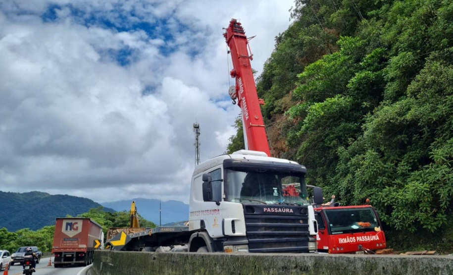Guindaste do DER chega à BR-277 para obra emergencial no Litoral