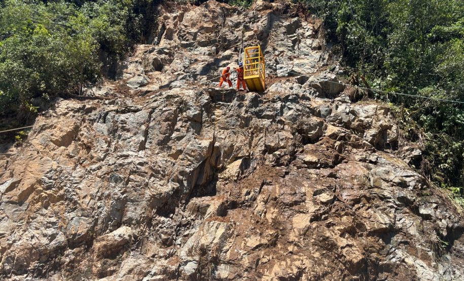 Obra de recuperação da BR-277 no Litoral entra na fase de contenção definitiva