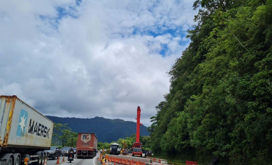Guindaste do DER chega à BR-277 para obra emergencial no Litoral