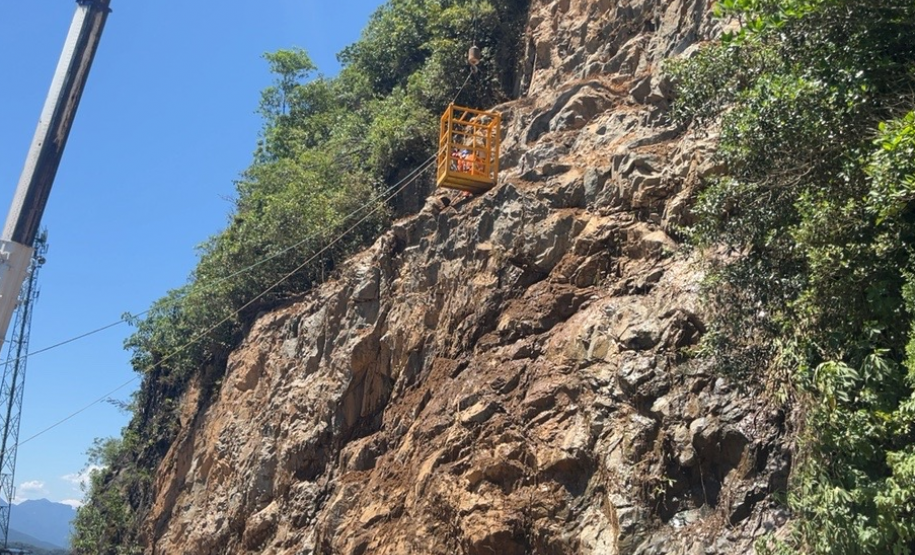 Obra de recuperação da BR-277 no Litoral entra na fase de contenção definitiva