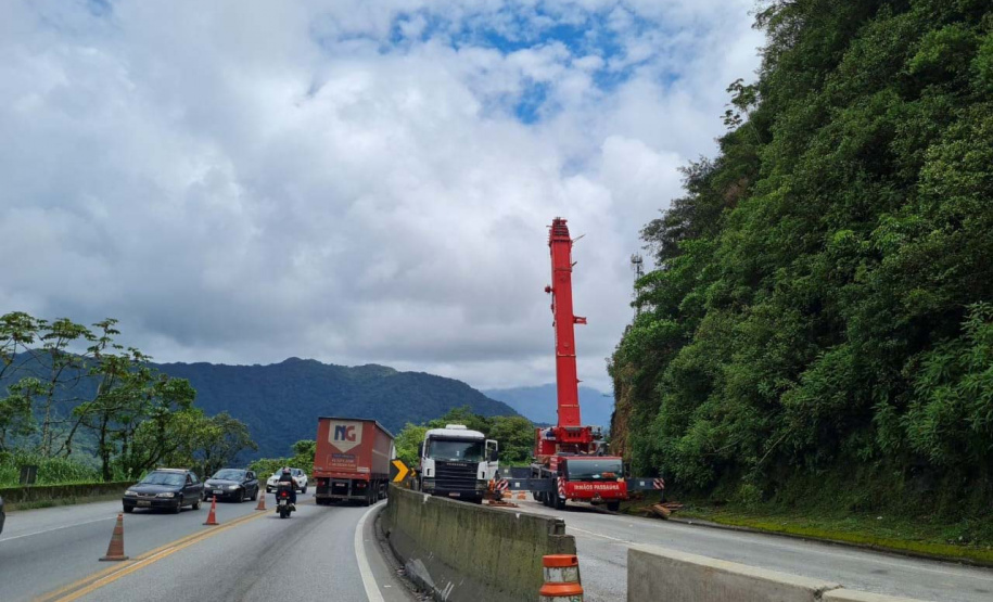 Guindaste do DER chega à BR-277 para obra emergencial no Litoral
