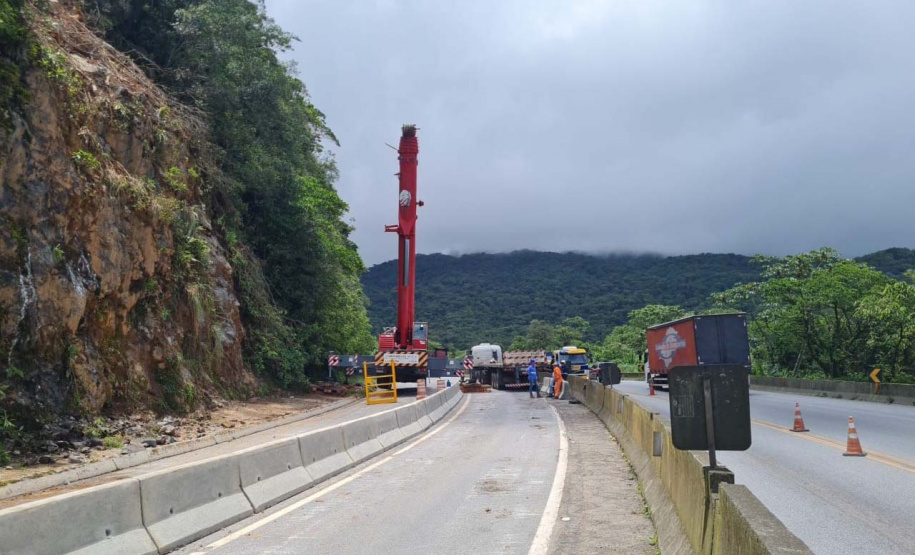 Guindaste do DER chega à BR-277 para obra emergencial no Litoral