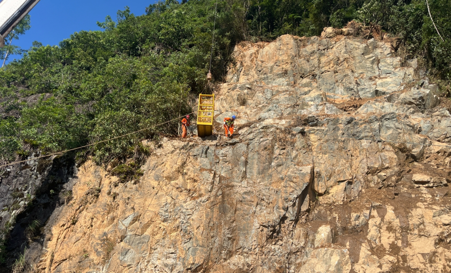 Obra de recuperação da BR-277 no Litoral entra na fase de contenção definitiva