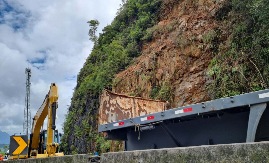 Guindaste do DER chega à BR-277 para obra emergencial no Litoral