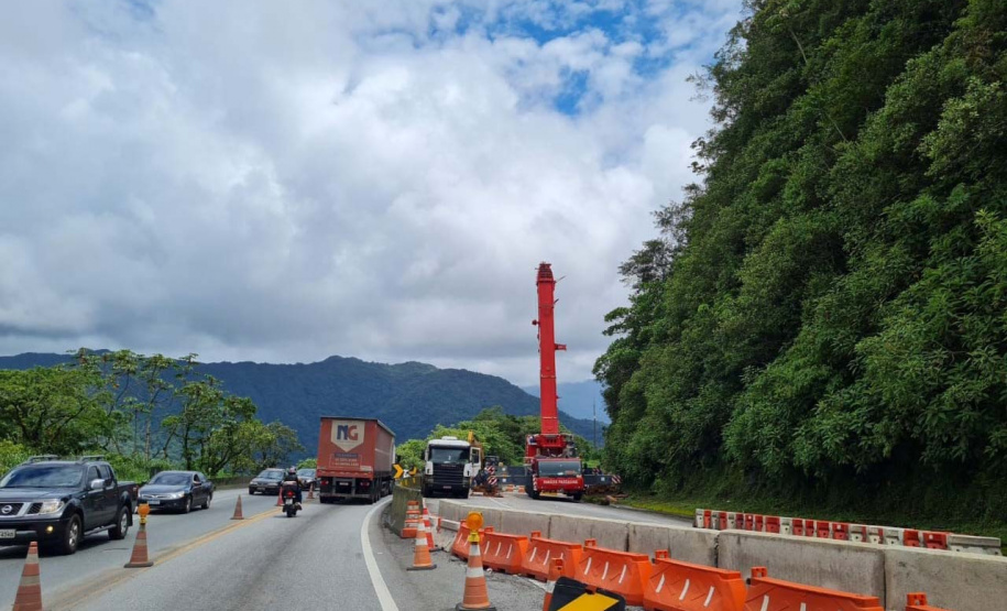 Guindaste do DER chega à BR-277 para obra emergencial no Litoral