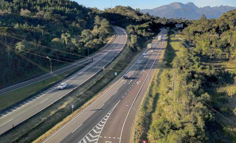 Governo e PRF mantêm restrição de tráfego pesado na BR-277 neste fim de semana