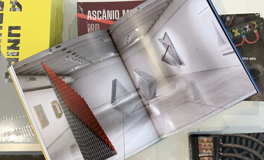 Catálogos de exposições recentes estão disponíveis na MON Loja