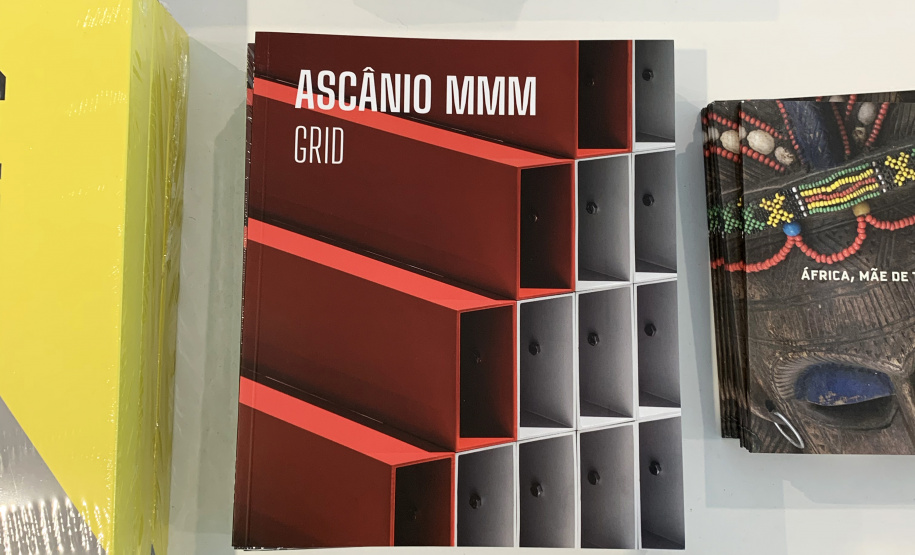 Catálogos de exposições recentes estão disponíveis na MON Loja