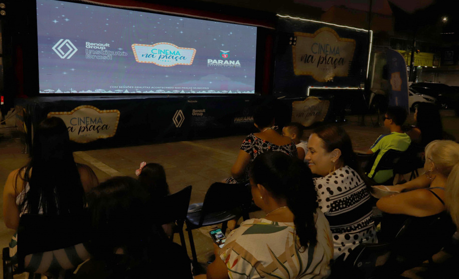 Cinema na Praça estreia em Matinhos e atrai moradores e veranistas