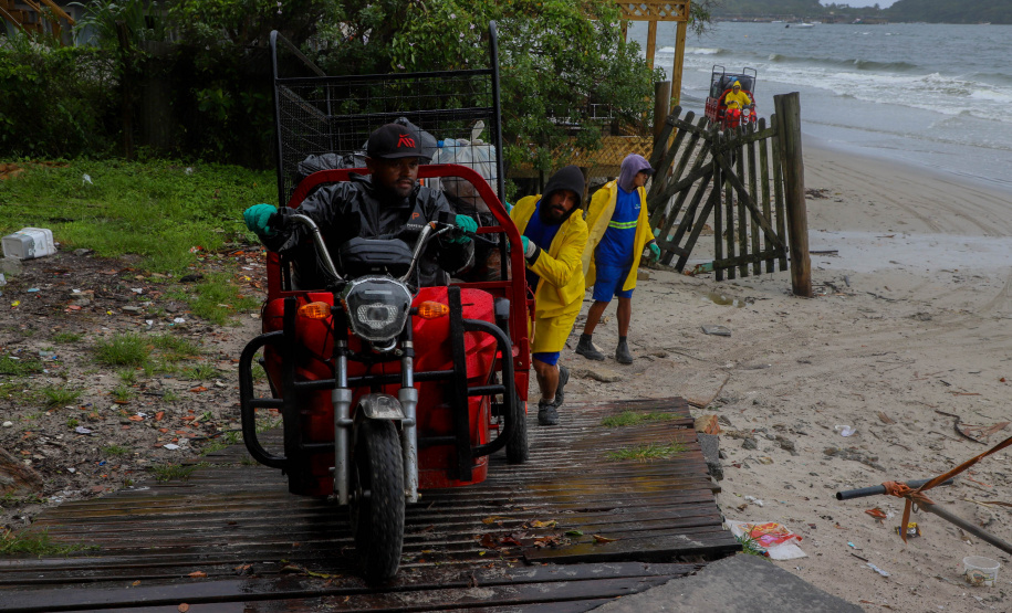Estado reforça limpeza e coleta de lixo na Ilha do Mel durante a alta temporada