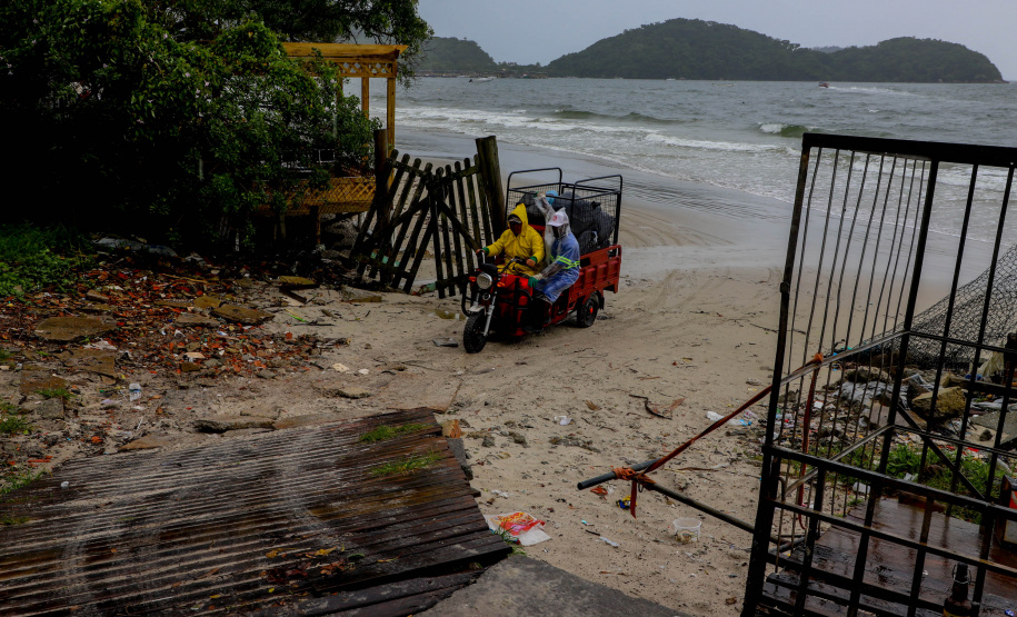 Estado reforça limpeza e coleta de lixo na Ilha do Mel durante a alta temporada