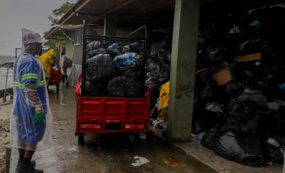 Estado reforça limpeza e coleta de lixo na Ilha do Mel durante a alta temporada