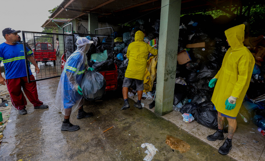 Estado reforça limpeza e coleta de lixo na Ilha do Mel durante a alta temporada