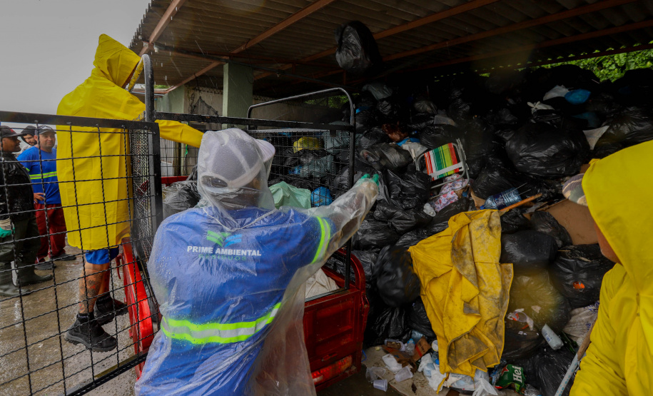 Estado reforça limpeza e coleta de lixo na Ilha do Mel durante a alta temporada