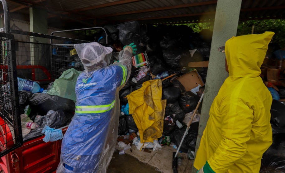 Estado reforça limpeza e coleta de lixo na Ilha do Mel durante a alta temporada