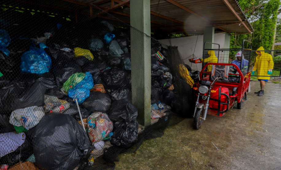 Estado reforça limpeza e coleta de lixo na Ilha do Mel durante a alta temporada