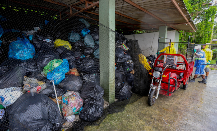 Estado reforça limpeza e coleta de lixo na Ilha do Mel durante a alta temporada
