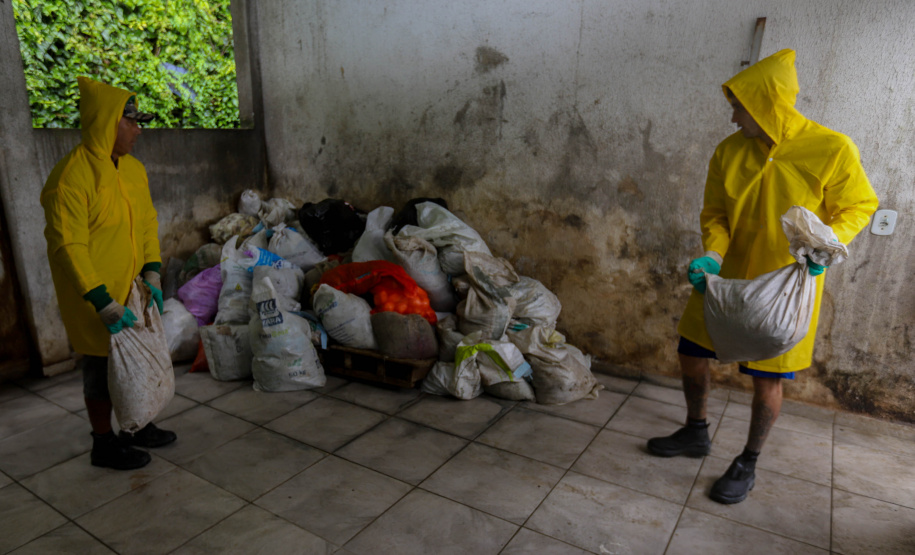 Estado reforça limpeza e coleta de lixo na Ilha do Mel durante a alta temporada