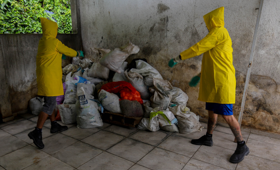 Estado reforça limpeza e coleta de lixo na Ilha do Mel durante a alta temporada