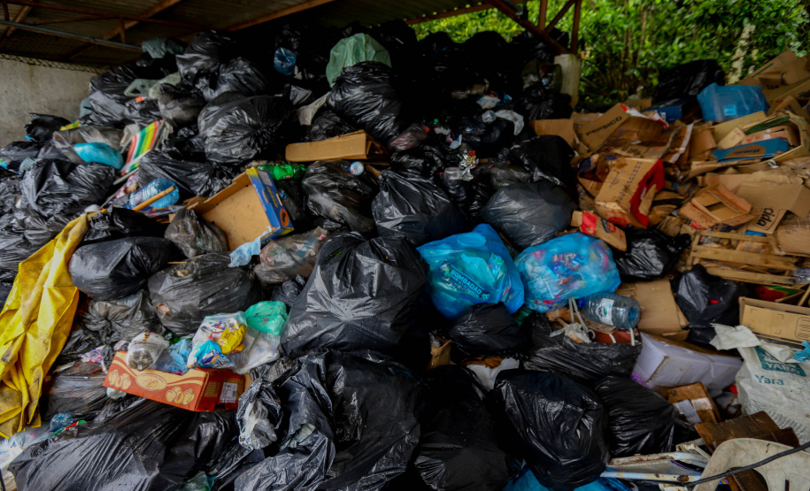 Estado reforça limpeza e coleta de lixo na Ilha do Mel durante a alta temporada
