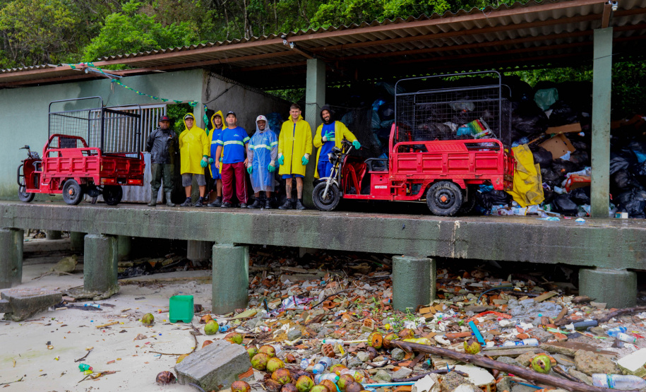 Estado reforça limpeza e coleta de lixo na Ilha do Mel durante a alta temporada