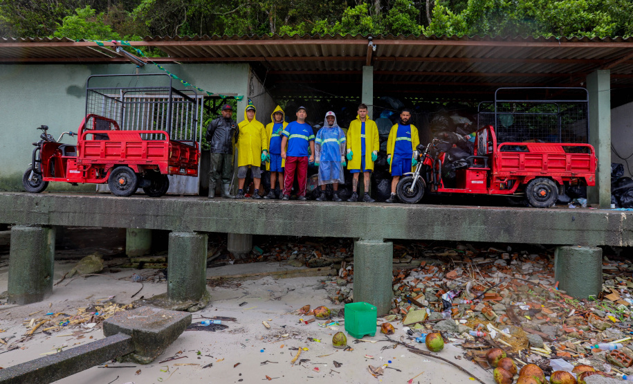 Estado reforça limpeza e coleta de lixo na Ilha do Mel durante a alta temporada