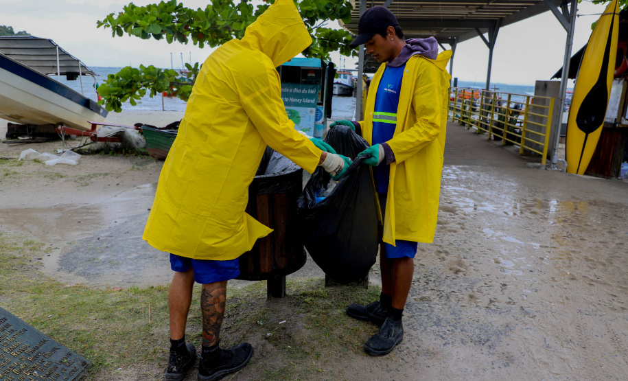 Estado reforça limpeza e coleta de lixo na Ilha do Mel durante a alta temporada