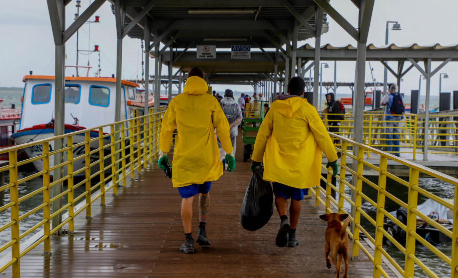 Estado reforça limpeza e coleta de lixo na Ilha do Mel durante a alta temporada