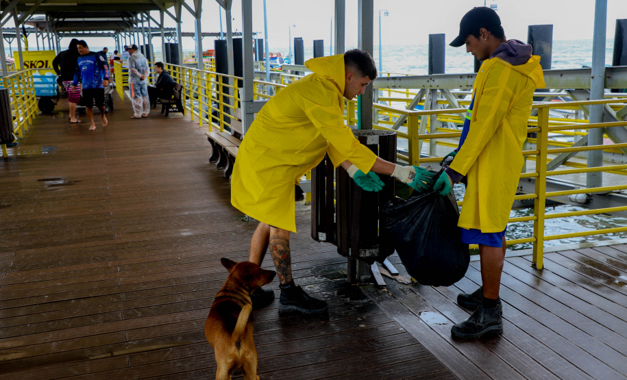 Estado reforça limpeza e coleta de lixo na Ilha do Mel durante a alta temporada