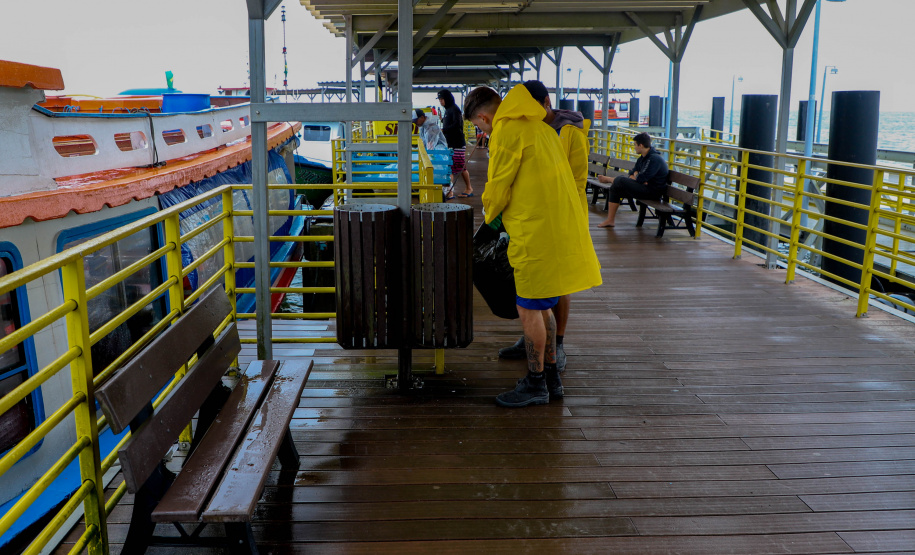 Estado reforça limpeza e coleta de lixo na Ilha do Mel durante a alta temporada