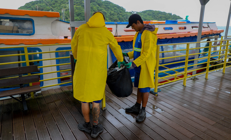Estado reforça limpeza e coleta de lixo na Ilha do Mel durante a alta temporada