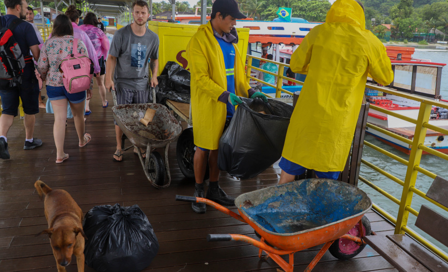 Estado reforça limpeza e coleta de lixo na Ilha do Mel durante a alta temporada