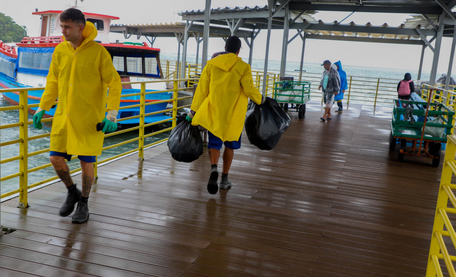 Estado reforça limpeza e coleta de lixo na Ilha do Mel durante a alta temporada
